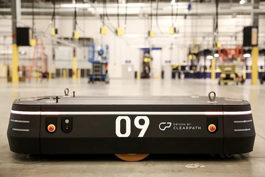 OTTO 1500 autonomous mobile robot (AMR) transporting heavy materials in a warehouse