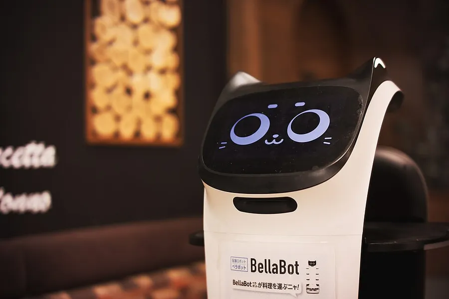 Pudu BellaBot 服务机器人正在送餐