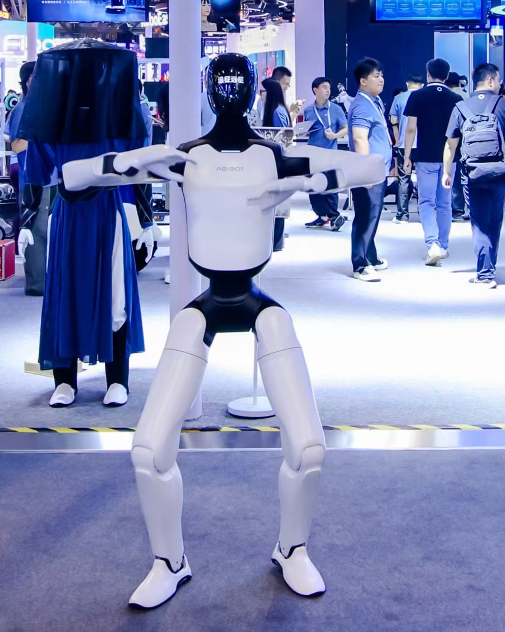 AgiBot A3 Ultra ยืนกางแขนที่บูธ AgiBot ในงาน WAIC 2026 เซี่ยงไฮ้ — ภาพจากข่าวประชาสัมพันธ์ทางการของ AgiBot