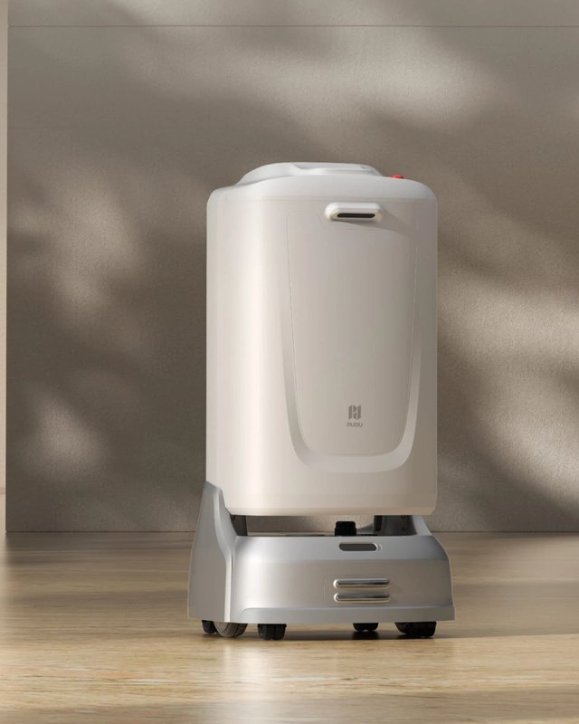 ภาพเรนเดอร์ผลิตภัณฑ์ทางการของ Pudu FlashBot Max ในโถงโรงแรม — หุ่นส่งของสีขาวครีมทรงตู้สูง บานประตูช่องเก็บของขนาดใหญ่ด้านหน้ามีโลโก้ PUDU มีมือจับเซาะร่องด้านบนและไฟสถานะสีแดงบนหลังคา ตั้งอยู่บนฐานล้อสีเงินสี่ล้อ