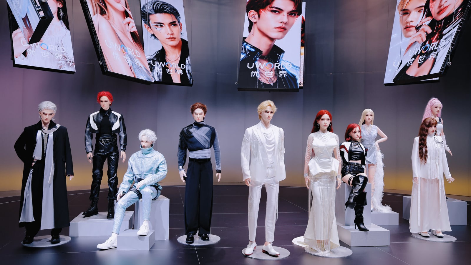หุ่นยนต์ UWORLD U1 หลายตัวยืนเรียงบนเวทีงานเปิดตัว ใต้จอโฆษณาโลโก้ UWORLD 优世界