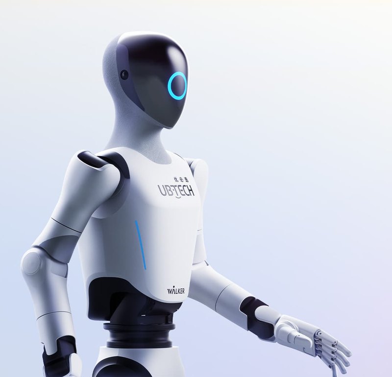 ภาพเรนเดอร์ทางการของ UBTech Walker C1 ครึ่งตัวบน มุมสามส่วน บนพื้นหลังไล่สีฟ้า-ม่วงอ่อน — หัวสีดำเงามีวงแหวนไฟฟ้าสีฟ้า ลำตัวขาวพิมพ์คำว่า UBTECH และ WALKER แขนซ้ายยื่นออกมาเห็นมือห้านิ้ว